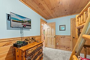 Sugar Bear Mountain Hideaway 3 Bedroom Cabin by RedAwning