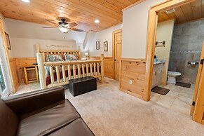 Sugar Bear Mountain Hideaway 3 Bedroom Cabin by RedAwning