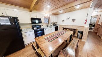 Sugar Bear Mountain Hideaway 3 Bedroom Cabin by RedAwning