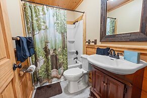 Sugar Bear Mountain Hideaway 3 Bedroom Cabin by RedAwning