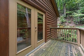 Sugar Bear Mountain Hideaway 3 Bedroom Cabin by RedAwning
