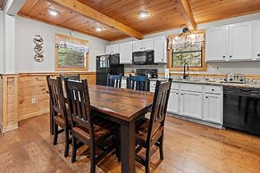 Sugar Bear Mountain Hideaway 3 Bedroom Cabin by RedAwning