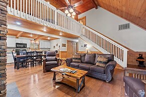 Sugar Bear Mountain Hideaway 3 Bedroom Cabin by RedAwning