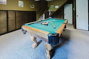 Bearly Hidden Ridge 5 Bedroom Cabin by RedAwning