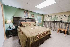 Bearly Hidden Ridge 5 Bedroom Cabin by RedAwning