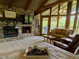 Riverview 1 Bedroom Cabin by RedAwning