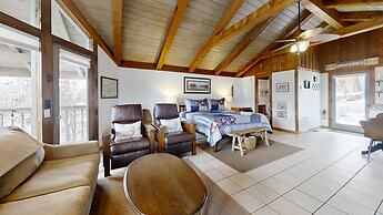 Riverview 1 Bedroom Cabin by RedAwning
