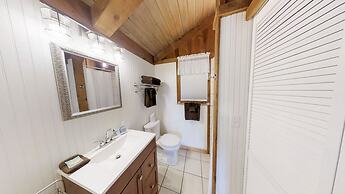Riverview 1 Bedroom Cabin by RedAwning