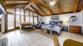 Riverview 1 Bedroom Cabin by RedAwning