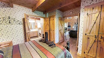 Always Misbehavin 1 Bedroom Cabin by RedAwning