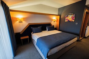 Roof 264 Hotel and Suites