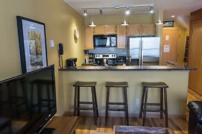 Bright Winter Stay W/skylight 2br/ba Short Stroll To Main St 2 Bedroom