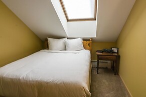 Bright Winter Stay W/skylight 2br/ba Short Stroll To Main St 2 Bedroom