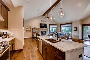 New 3bdr Luxury /sleeps 10 W Fireplace & Mountain Views 3 Bedroom Town