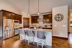 New 3bdr Luxury /sleeps 10 W Fireplace & Mountain Views 3 Bedroom Town