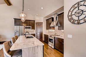 New 3bdr Luxury /sleeps 10 W Fireplace & Mountain Views 3 Bedroom Town