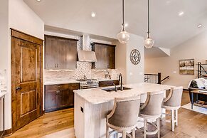 New 3bdr Luxury /sleeps 10 W Fireplace & Mountain Views 3 Bedroom Town