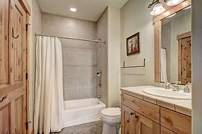 Soaring Ceilings + Mins To Gondola/apres-ski - 2br Sleeps 6 2 Bedroom 