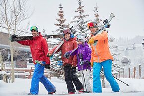 Soaring Ceilings + Mins To Gondola/apres-ski - 2br Sleeps 6 2 Bedroom 