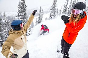 Soaring Ceilings + Mins To Gondola/apres-ski - 2br Sleeps 6 2 Bedroom 