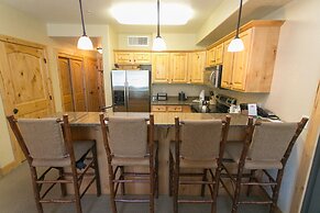 Massive Condo with Views and Rustic Furnishings by RedAwning - Save 20