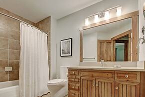 Refined  With Sunny Views 2 Blocks To Downtown Breck 1 Bedroom Condo b