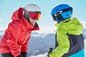 2br W/ Deck + Alpine Views Sleeps 6 - Ski-in Access 2 Bedroom Condo by