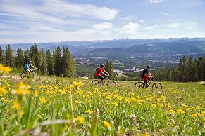 2br W/ Deck + Alpine Views Sleeps 6 - Ski-in Access 2 Bedroom Condo by