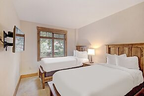 2br W/ Deck + Alpine Views Sleeps 6 - Ski-in Access 2 Bedroom Condo by