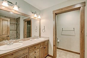 2br W/ Deck + Alpine Views Sleeps 6 - Ski-in Access 2 Bedroom Condo by