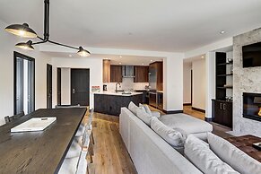 Ski-in/ Ski-out 3br 3.5ba Forest + Mountain Views Sleeps 8 3 Bedroom C