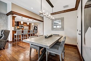 2 BR Ritz-Carlton Chic Décor Valley Views Condo by RedAwning - Save 20