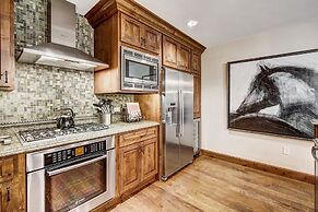 2 BR Ritz-Carlton Chic Décor Valley Views Condo by RedAwning - Save 20