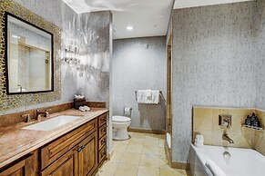 2 BR Ritz-Carlton Chic Décor Valley Views Condo by RedAwning - Save 20