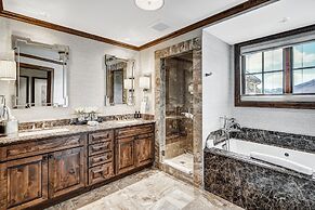 2 BR Ritz-Carlton Chic Décor Valley Views Condo by RedAwning - Save 20