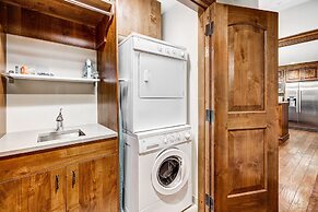 2 BR Ritz-Carlton Chic Décor Valley Views Condo by RedAwning - Save 20