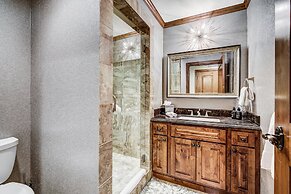 2 BR Ritz-Carlton Chic Décor Valley Views Condo by RedAwning - Save 20