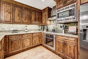 2 BR Ritz-Carlton Chic Décor Valley Views Condo by RedAwning - Save 20