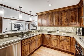 2 BR Ritz-Carlton Chic Décor Valley Views Condo by RedAwning - Save 20