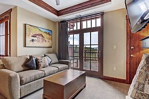 Luxury Studio  Steps From Winter Activities, Sleeps 4! Studio Bedroom 