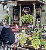 Downtown BnB King Bed Clawfoot Tub & Hot Tub
