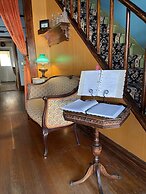 Downtown BnB King Bed Clawfoot Tub & Hot Tub