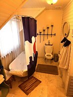 Downtown BnB King Bed Clawfoot Tub & Hot Tub