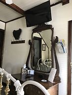 Downtown BnB King Bed Clawfoot Tub & Hot Tub