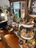 Downtown BnB King Bed Clawfoot Tub & Hot Tub