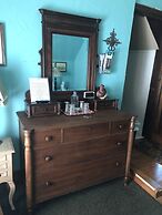 Downtown BnB King Bed Clawfoot Tub & Hot Tub