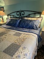 Downtown BnB King Bed Clawfoot Tub & Hot Tub