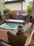 Downtown BnB King Bed Clawfoot Tub & Hot Tub