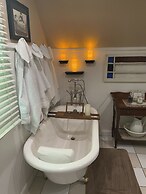Downtown BnB King Bed Clawfoot Tub & Hot Tub
