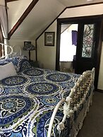 Downtown BnB King Bed Clawfoot Tub & Hot Tub